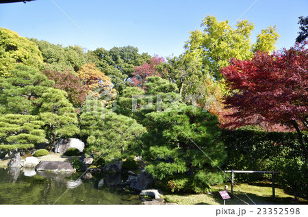 京都 枳殻邸の紅葉 渉成園の池と庭 の写真素材