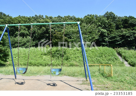 公園のブランコ 23353185