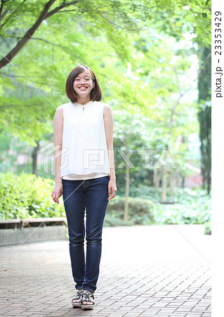 かわいい20代女性の写真素材 23353429 Pixta