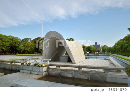 原爆死没者慰霊碑 23354070