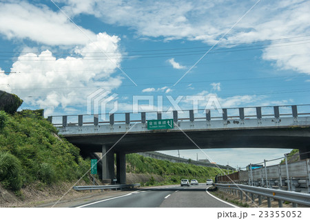高速道路を走行中 登坂車線の始まり 高速道路を走行中 登坂車線の始まり 23355052