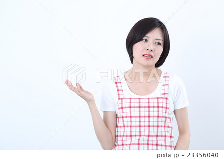 エプロンをした困った女性 23356040