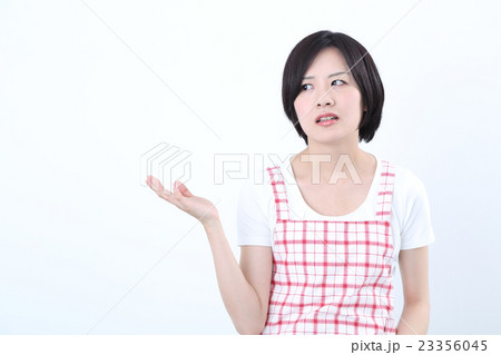エプロンをした困った女性 23356045