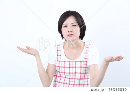 エプロンをした困った女性 23356050