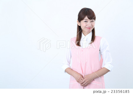 エプロンをした笑顔の女性 エプロンをした笑顔の女性 23356185