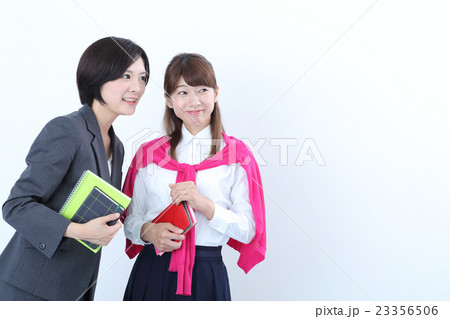 手帳を持つ若い女性二人 手帳を持つ若い女性二人 23356506