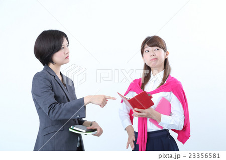 喧嘩する若い女性二人 喧嘩する若い女性二人 23356581