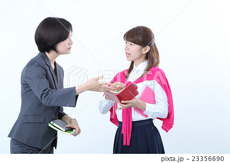 喧嘩する若い女性二人 喧嘩する若い女性二人 23356690