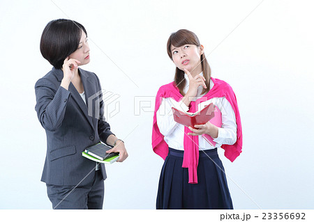 悩む若い女性二人 悩む若い女性二人 23356692