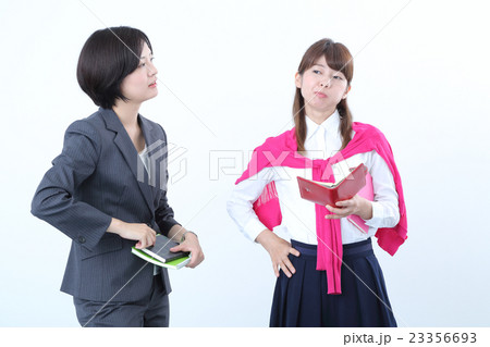 喧嘩する若い女性二人 喧嘩する若い女性二人 23356693