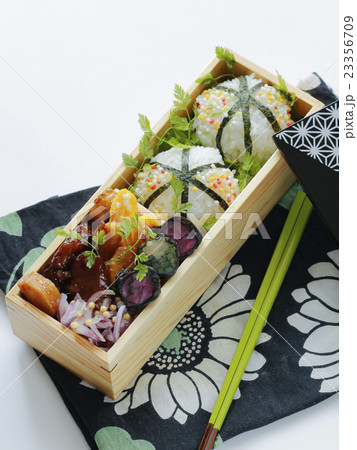 角弁当に入った和風弁当 23356709