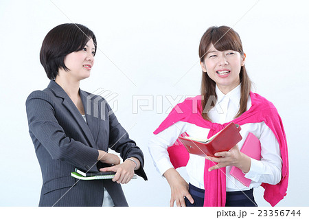 悩む若い女性二人 悩む若い女性二人 23356744