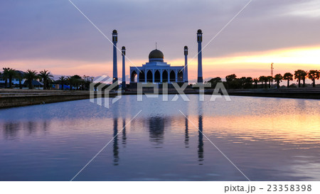 Sunset at Central Mosque, Songkhla, Thailand. 23358398