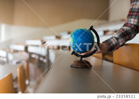 大学生と地球儀 23358511