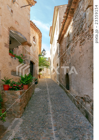 Tossa de Mar. The traditional city street. 23359154