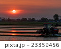 トラクターと落日 23359456