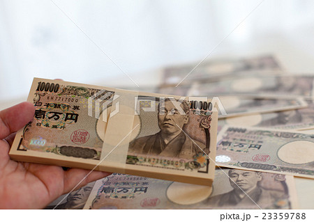 お金　札束 23359788