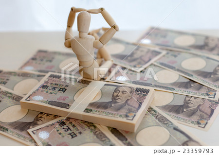 札束を持った人 23359793