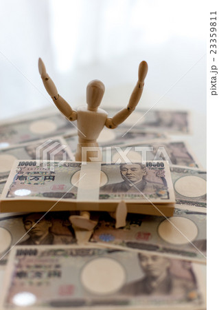 札束を持った人 23359811