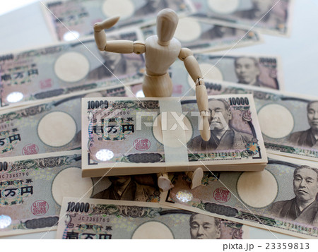 札束を持った人 23359813