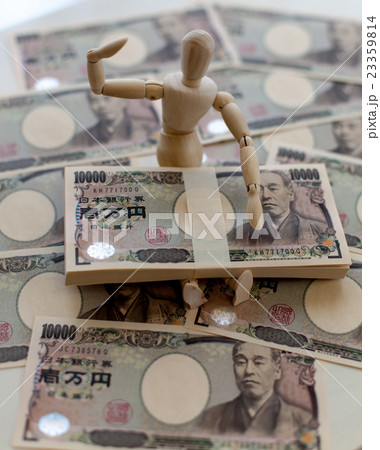 札束を持った人 札束を持った人 23359814