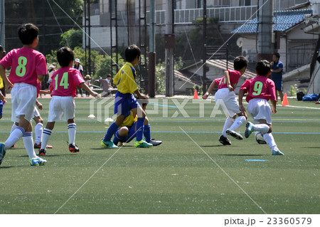 サッカー少年、ボールを奪って、ダッシュ サッカー少年、ボールを奪って、ダッシュ 23360579
