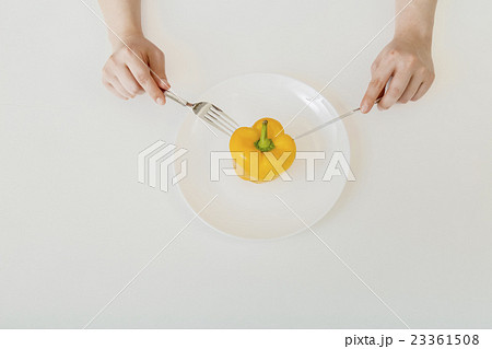 黄パプリカ1個をフォークとナイフで食べるダイエットイメージ 23361508