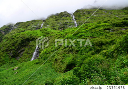 アンナプルナの霧と雪解けの滝 23361978