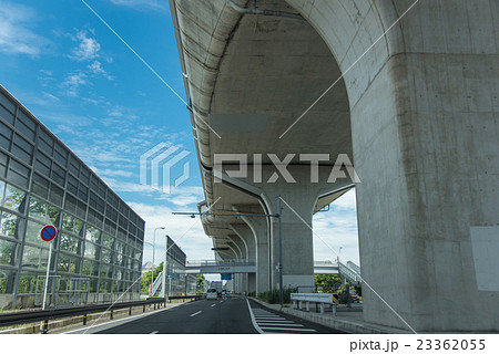 高速道路の高架下 防音壁の写真素材