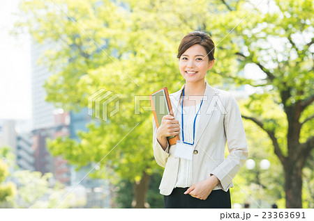 ビジネス　女性（新緑） 23363691