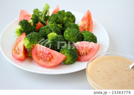 サラダと胡麻ドレッシング 23363779