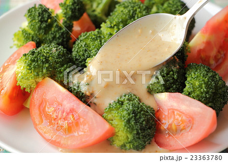 サラダと胡麻ドレッシング 23363780