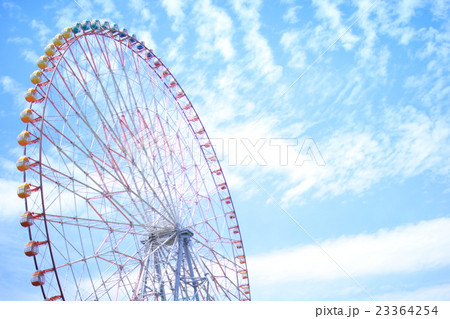 青い空と白い雲 カラフルな観覧車 葛西臨海公園の写真素材