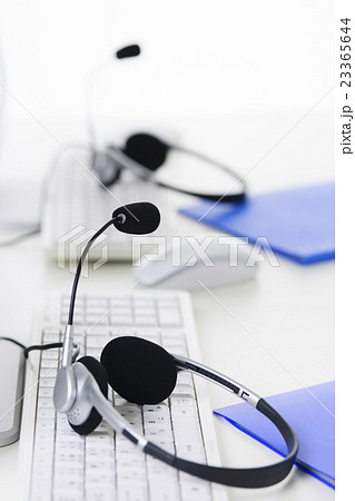 オペレーター テレフォンアポインター コールセンター パソコン インカム ビジネス の写真素材