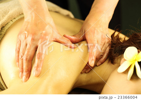 エステを受ける女性 バリニーズエステ 23366004