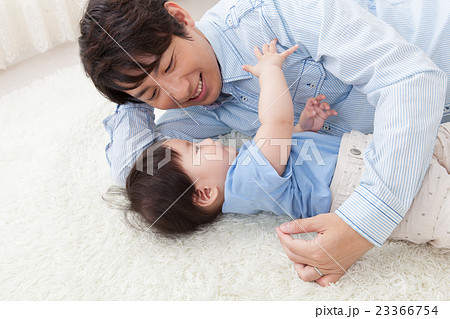イクメンと赤ちゃん 23366754