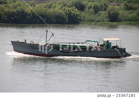 淀川をさかのぼる浚渫船 23367185