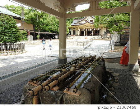 神戸の湊川神社:手水舎から本殿を見る 神戸の湊川神社:手水舎から本殿を見る 23367469