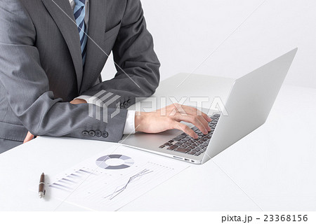 ビジネスシーン　男性　オフィス 23368156