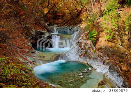 山梨県西沢渓谷秋の七ツ釜五段の滝 山梨県西沢渓谷秋の七ツ釜五段の滝 23369876