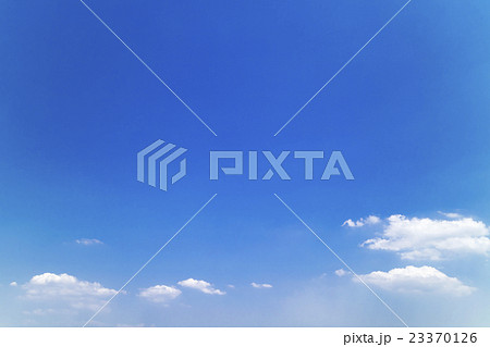 青空　空　雲　夏の空　背景　背景素材　7月 23370126