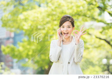 新緑　電話をする女性（ビジネス） 23370216