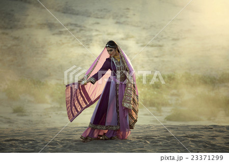 Arab women 23371299