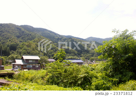 山間の集落 23371812