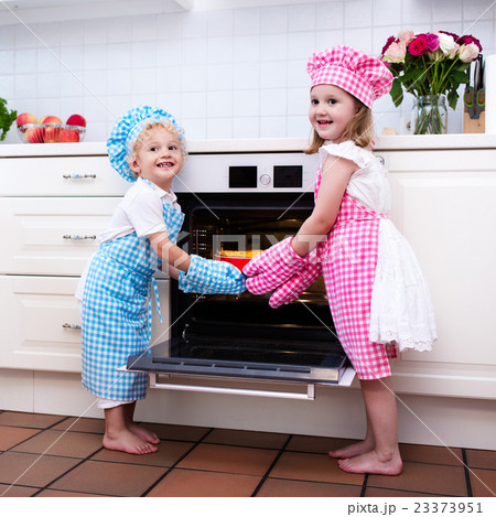 Kids baking apple pie 23373951