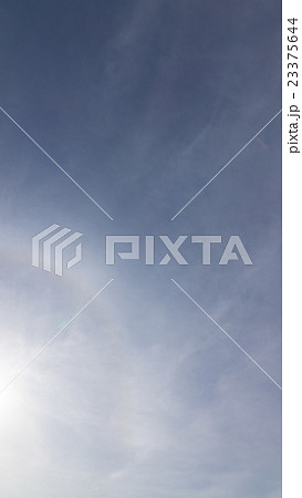 7月前半の早朝の薄い空と雲　縦 23375644