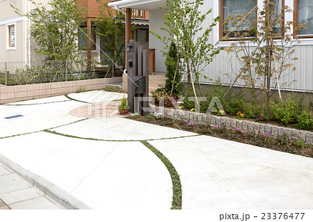 住宅 外構 玄関アプローチ 駐車場 デザイン 溝 排水 植栽 植え込みの写真素材