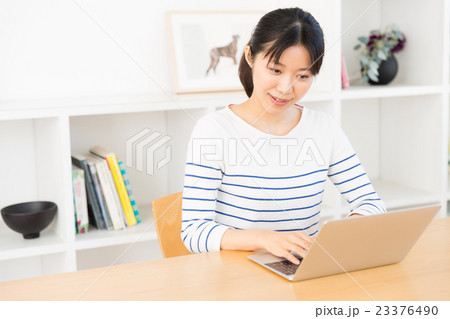 リビングでパソコンを使う女性 リビングでパソコンを使う女性 23376490