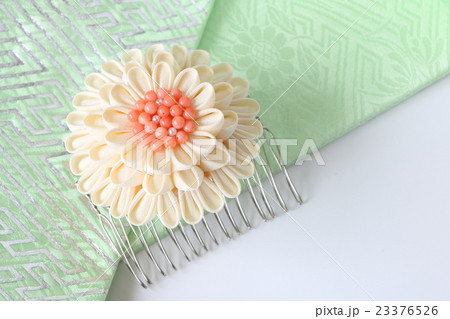 つまみ細工の簪 23376526