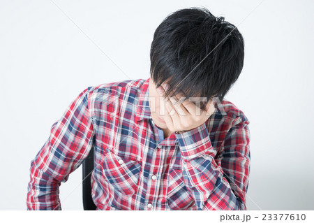 頭を抱える若い男性 23377610
